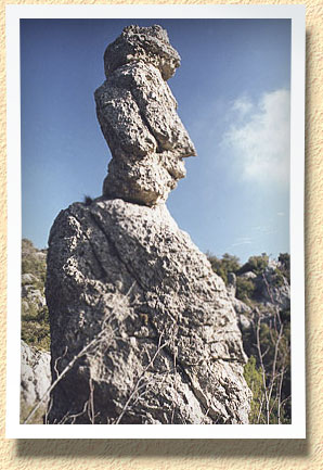 Bonhomme de pierre sculpté par la nature